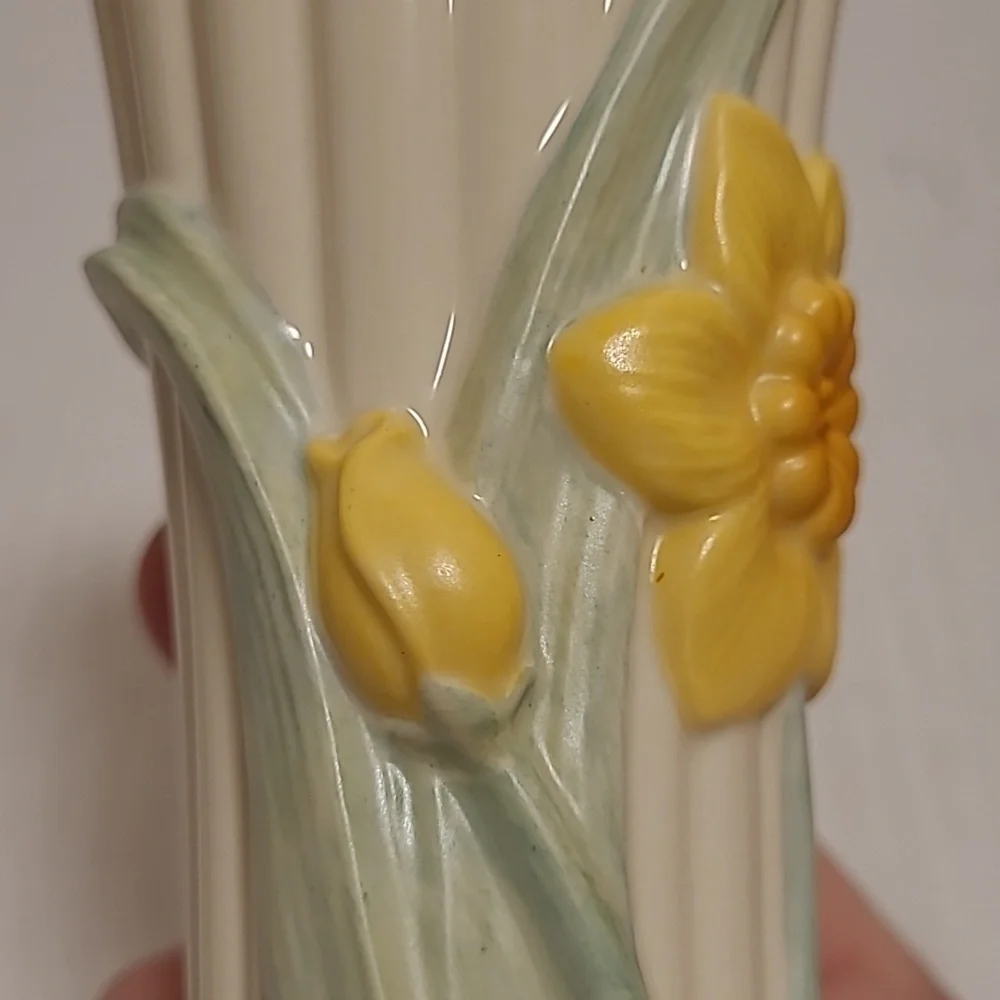 Lenox Daffodils in Bloom Bud Vase with Gold Trim